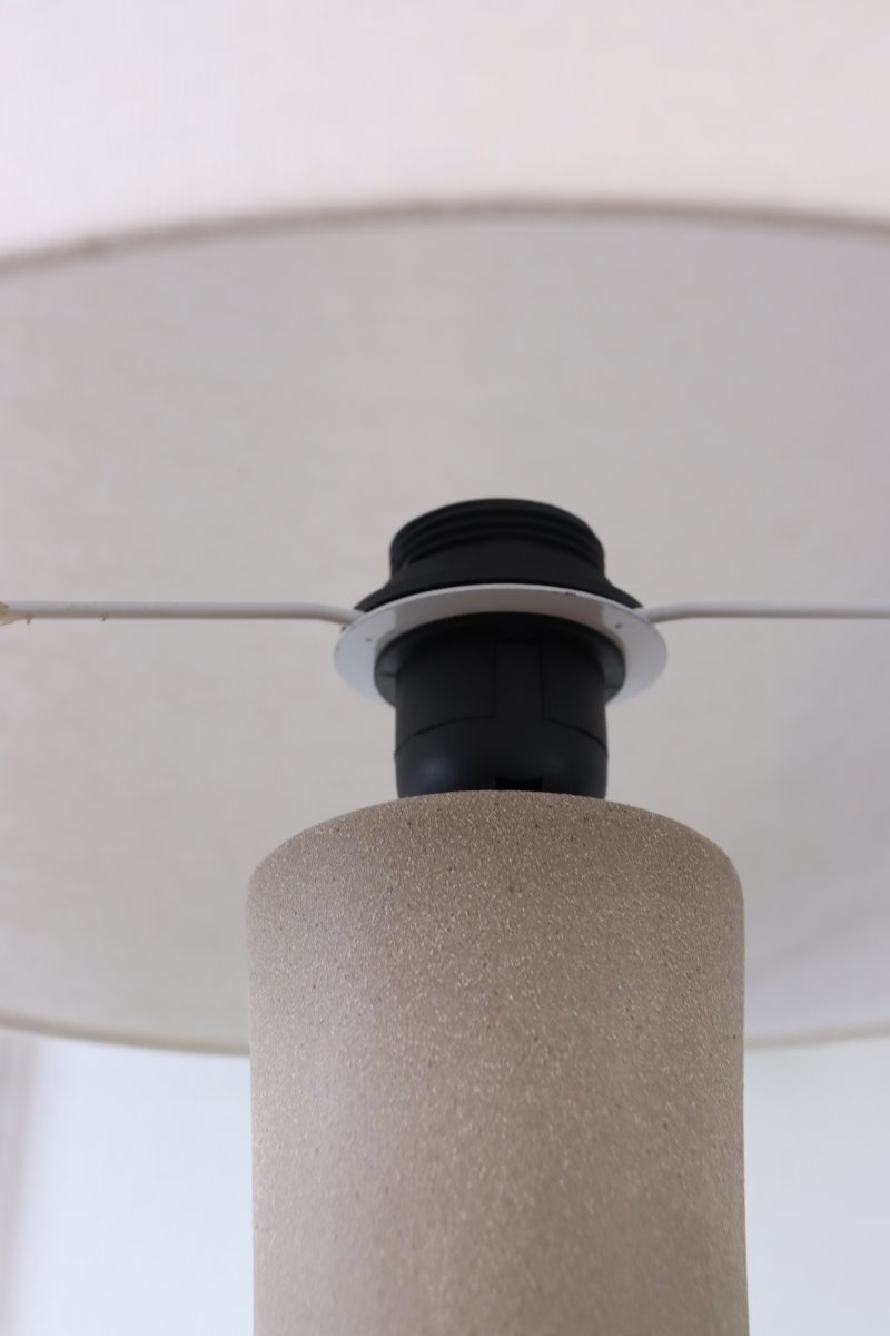 Boda 78cm Sand bordslampa från Nordic Lighting - Boda &auml;r en stilren bordslampa i keramik med en naturlig sandf&auml;rgad fot som ger ett mjukt och harmoniskt uttryck.