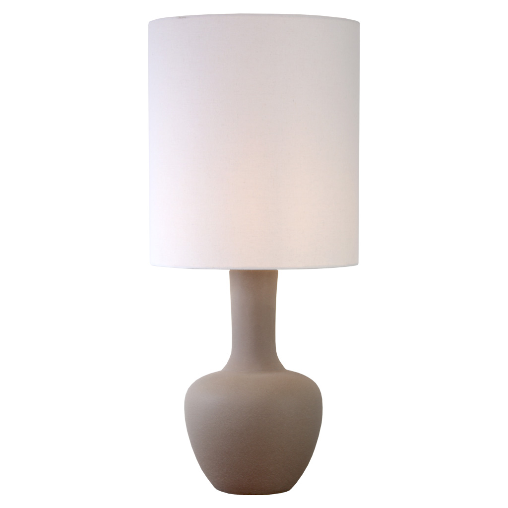 Boda 78cm Sand bordslampa från Nordic Lighting - Boda &auml;r en stilren bordslampa i keramik med en naturlig sandf&auml;rgad fot som ger ett mjukt och harmoniskt uttryck.