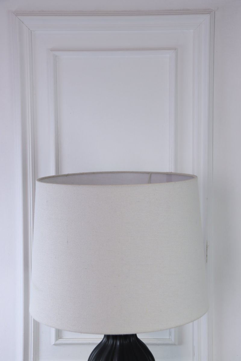 Amfora 67cm Svart bordslampa från Lampan - Lampfoten i keramik har en vackert formad siluett med mjuka linjer och en sl&auml;t yta i svart f&auml;rg som ger ett harmoniskt uttryck.