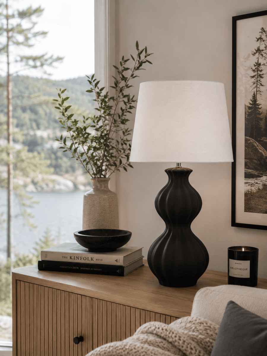 Amfora 67cm Svart bordslampa från Lampan - Lampfoten i keramik har en vackert formad siluett med mjuka linjer och en sl&auml;t yta i svart f&auml;rg som ger ett harmoniskt uttryck.
