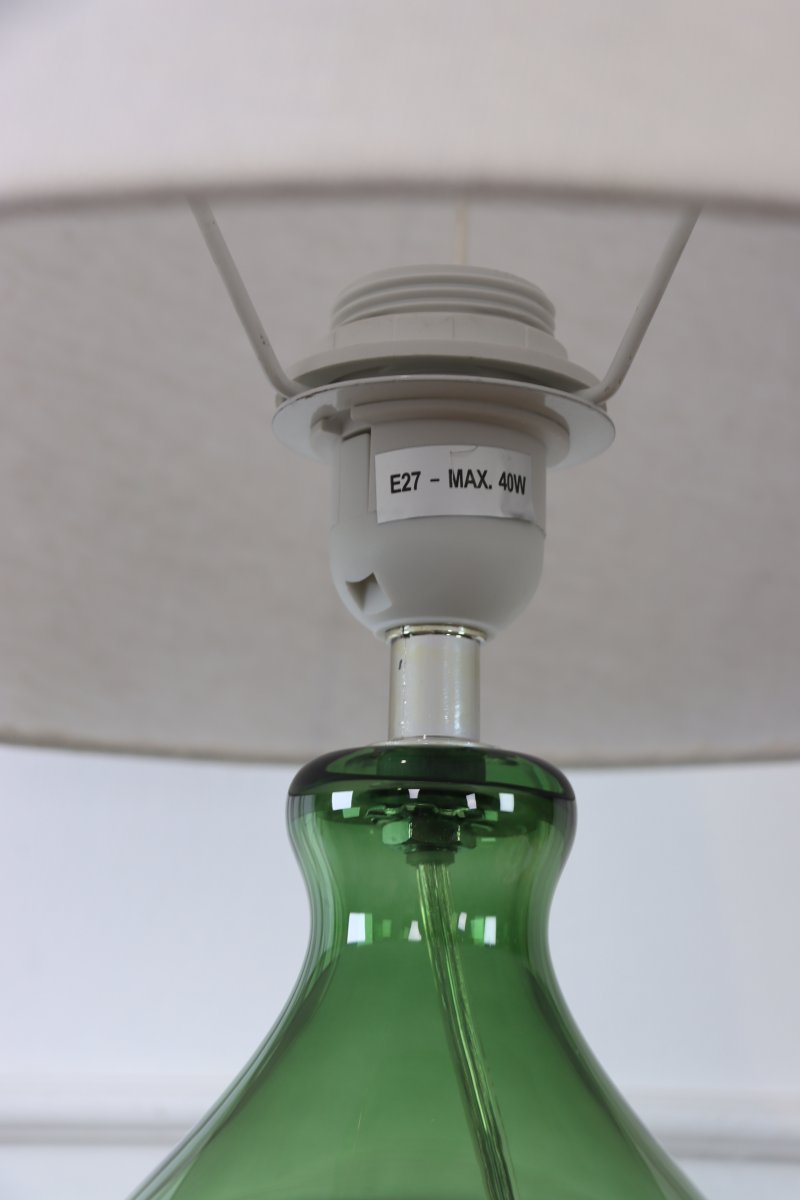 Tasso 55cm Grön bordslampa från Lampan - Tasso &auml;r en stilren och dekorativ bordslampa som kombinerar glas och textil p&aring; ett elegant s&auml;tt.