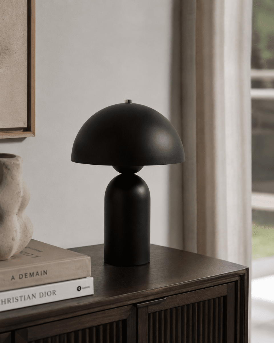 Capello 35cm Svart bordslampa från Nordic Lighting - Den dekorativa kromdetaljen p&aring; toppen ger ett elegant lyft och g&ouml;r lampan till ett vackert inslag i b&aring;de sovrum, vardagsrum och hall.