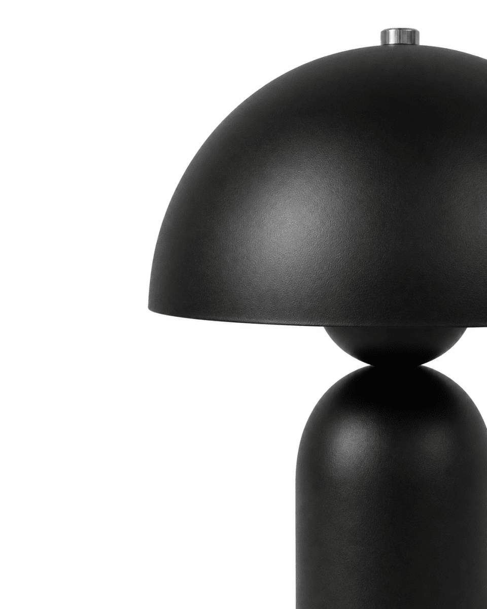 Capello 35cm Svart bordslampa från Nordic Lighting - Den dekorativa kromdetaljen p&aring; toppen ger ett elegant lyft och g&ouml;r lampan till ett vackert inslag i b&aring;de sovrum, vardagsrum och hall.