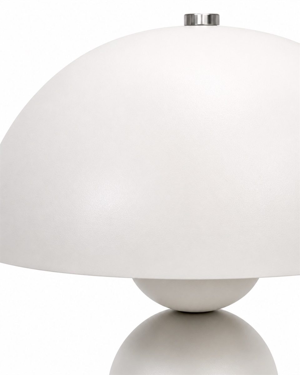 Capello 35cm Vit bordslampa från Nordic Lighting - Den dekorativa kromdetaljen p&aring; toppen ger ett elegant lyft och g&ouml;r lampan till ett vackert inslag i b&aring;de sovrum, vardagsrum och hall.