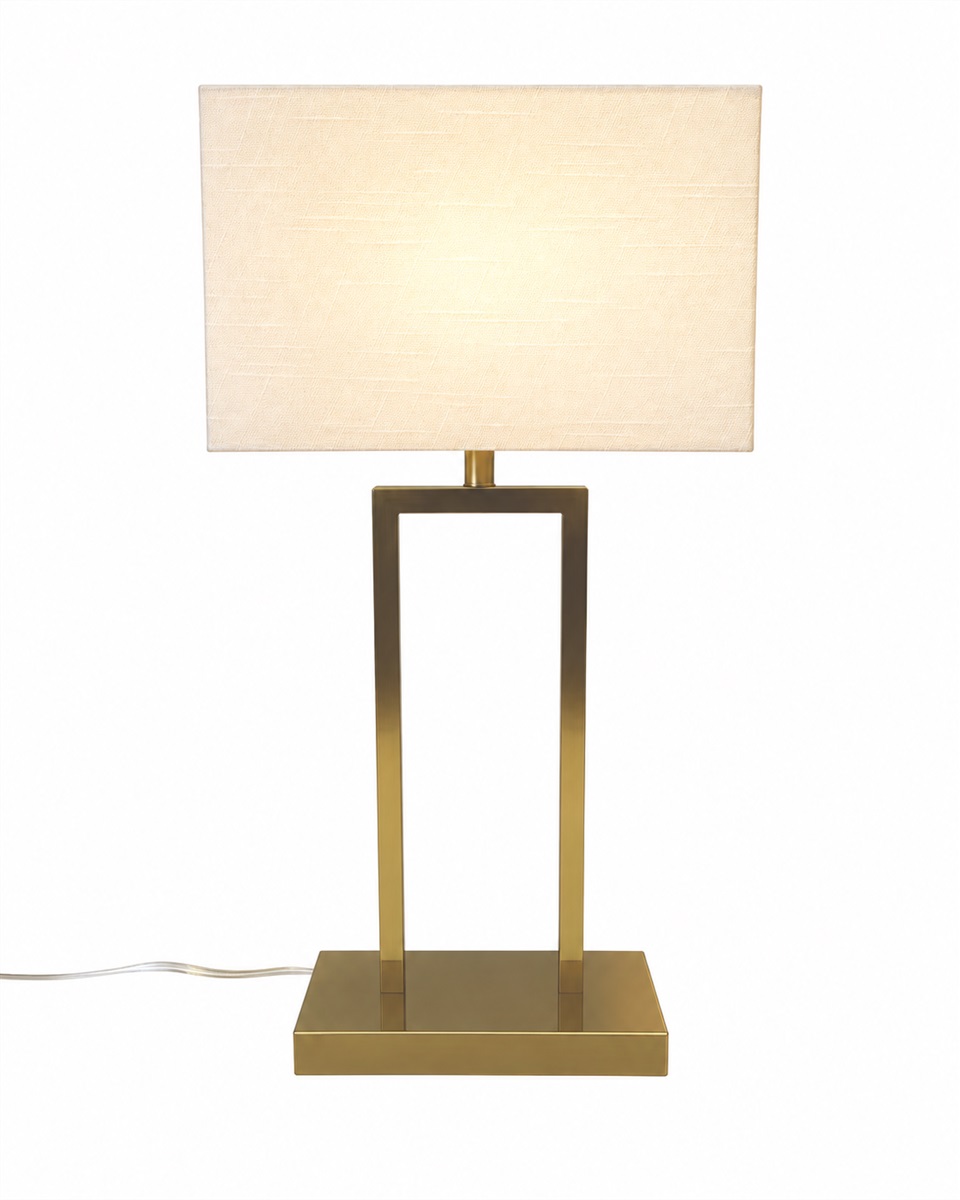 Gemma 52cm Mässing bordslampa från Nordic Lighting - Den vita, rektangul&auml;ra lampsk&auml;rmen i textil sprider ett mjukt och behagligt ljus som passar perfekt i b&aring;de sovrum, vardagsrum och hall.