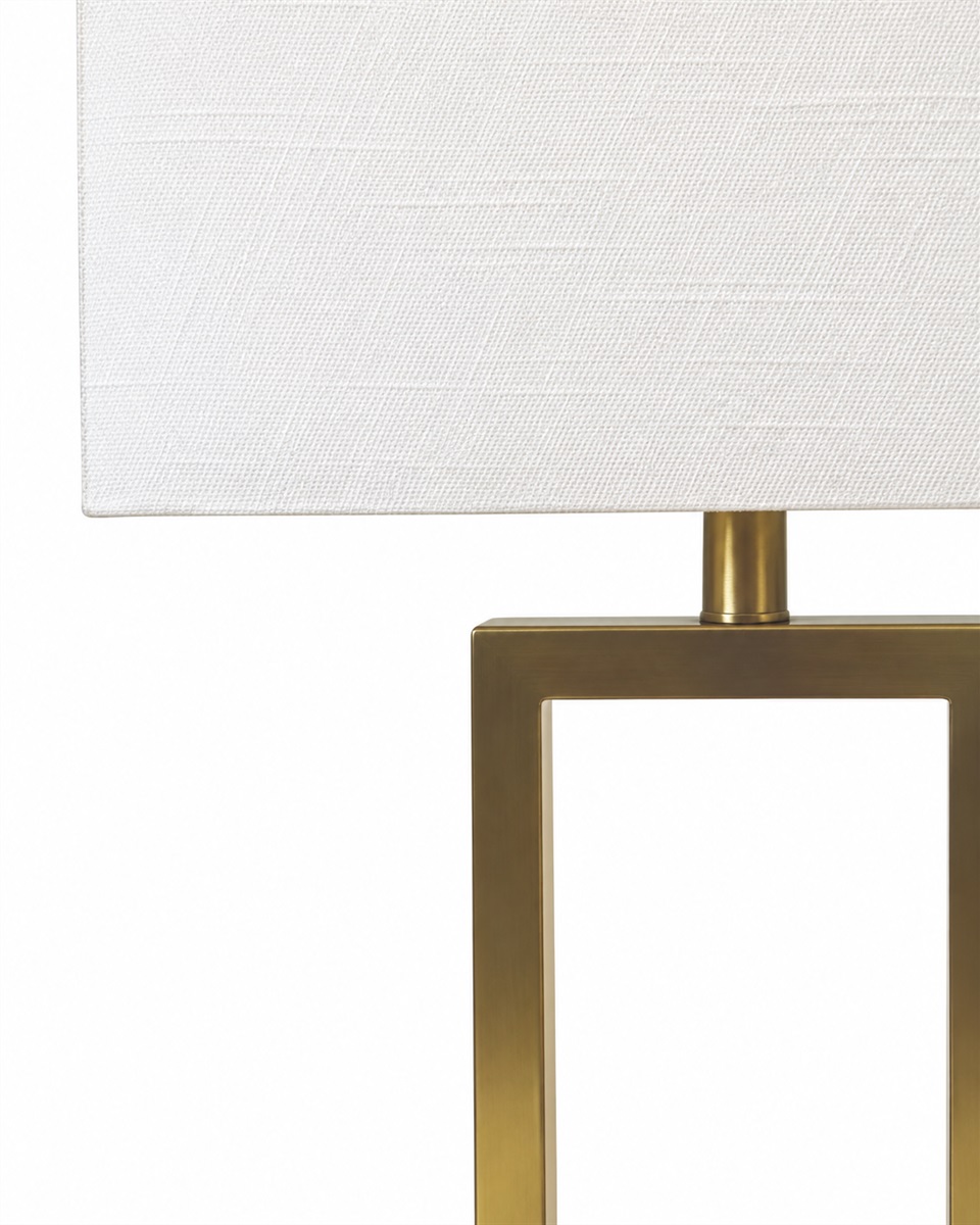 Gemma 52cm Mässing bordslampa från Nordic Lighting - Den vita, rektangul&auml;ra lampsk&auml;rmen i textil sprider ett mjukt och behagligt ljus som passar perfekt i b&aring;de sovrum, vardagsrum och hall.