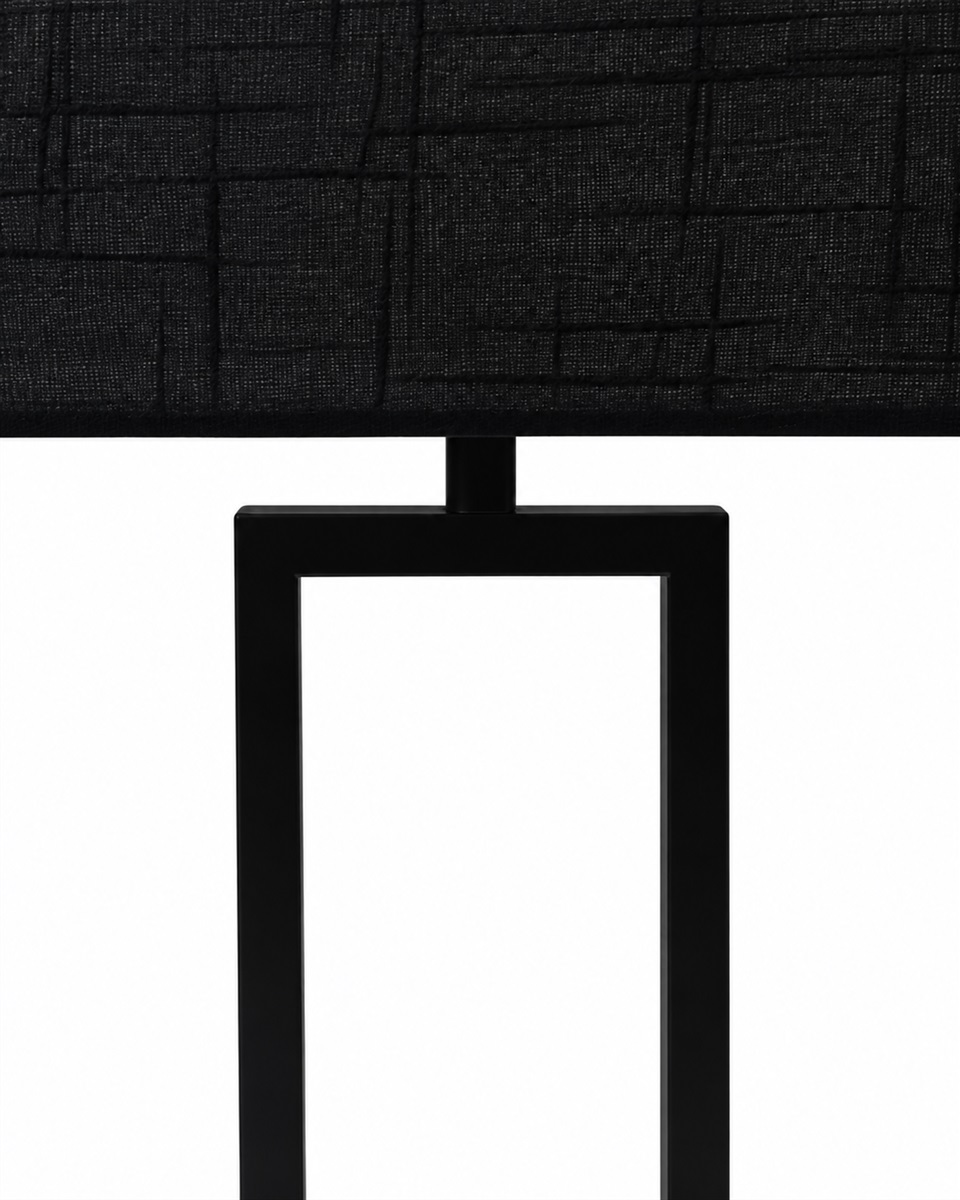 Gemma 52cm Svart bordslampa från Nordic Lighting - En stilren bordslampa i metall med svart finish som ger ett industriellt och exklusivt intryck.