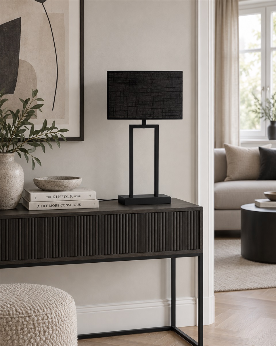 Gemma 52cm Svart bordslampa från Nordic Lighting - En stilren bordslampa i metall med svart finish som ger ett industriellt och exklusivt intryck.