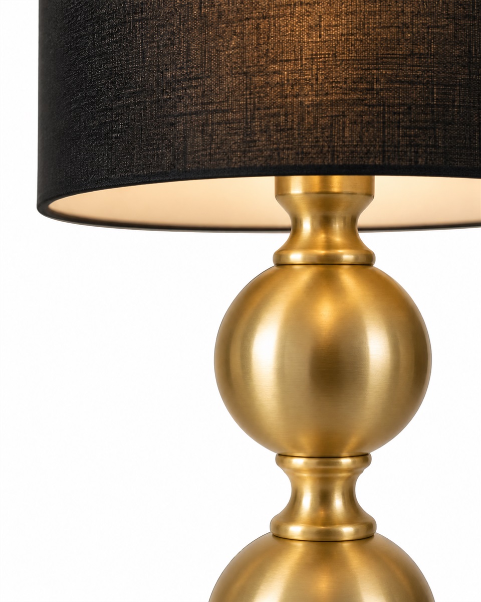 Circolo 48cm Mässing/svart bordslampa från Nordic Lighting - Circolo bordslampa kombinerar en dekorativ fot i metall med elegant m&auml;ssingsfinish och en klassisk svart linnesk&auml;rm.