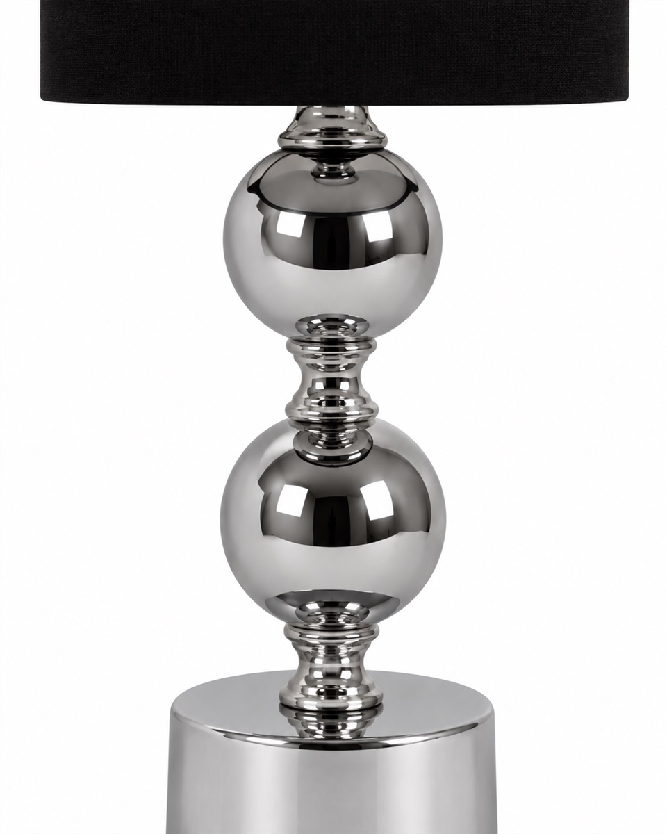 Circolo 48cm Krom/svart bordslampa från Nordic Lighting - Circolo bordslampa kombinerar en dekorativ fot i metall med elegant kromfinish och en klassisk svart linnesk&auml;rm.