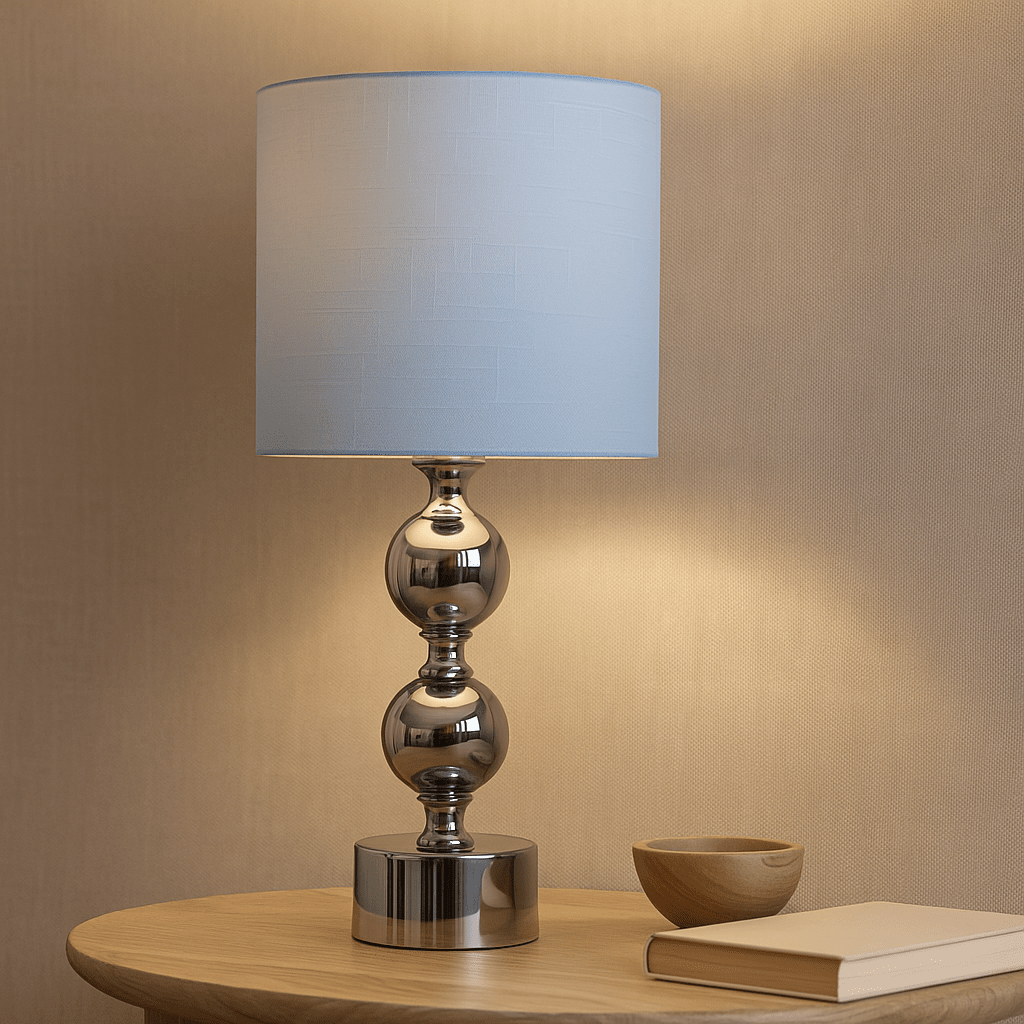 Circolo 48cm Krom/vit bordslampa från Nordic Lighting - Circolo bordslampa kombinerar en dekorativ fot i metall med elegant kromfinish och en klassisk vit linnesk&auml;rm.