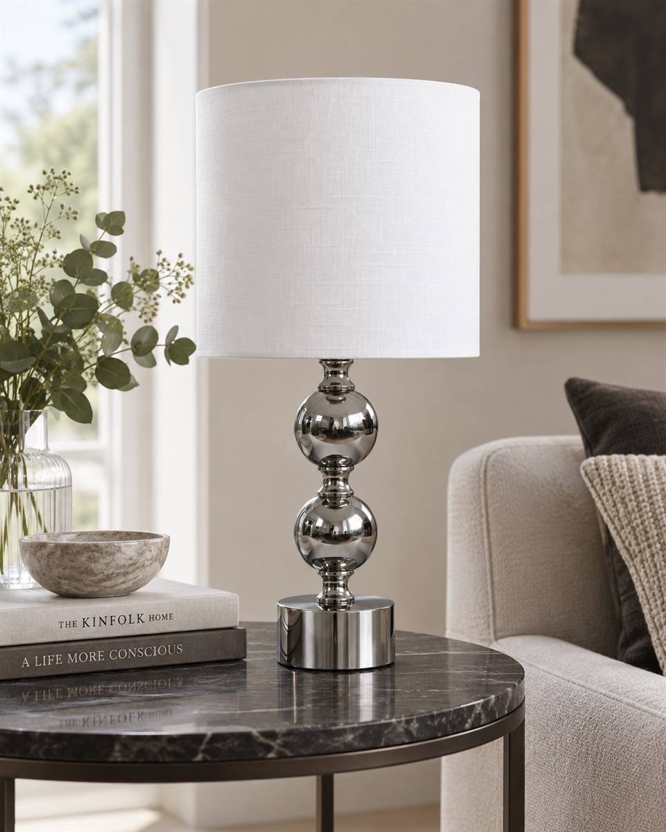 Circolo 48cm Krom/vit bordslampa från Nordic Lighting - Circolo bordslampa kombinerar en dekorativ fot i metall med elegant kromfinish och en klassisk vit linnesk&auml;rm.