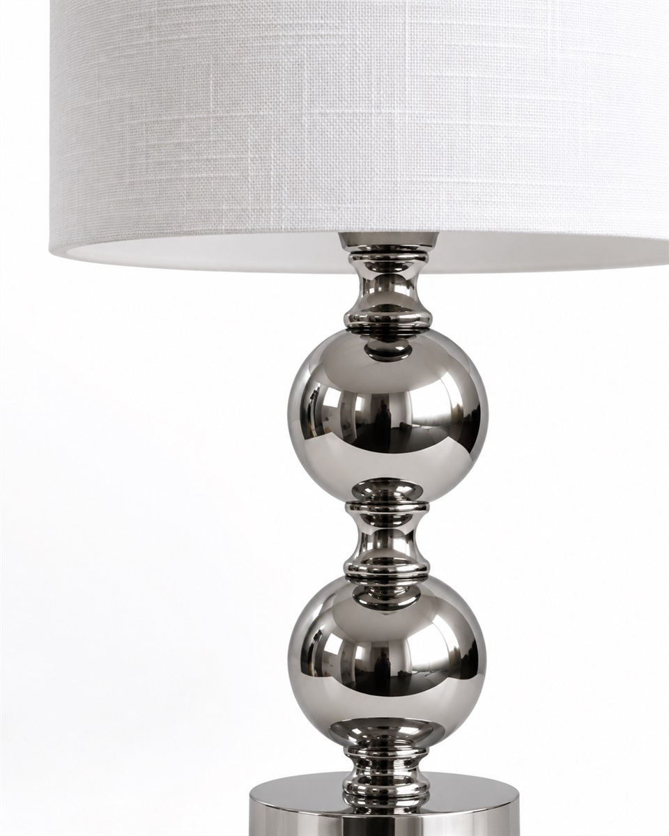 Circolo 48cm Krom/vit bordslampa från Nordic Lighting - Circolo bordslampa kombinerar en dekorativ fot i metall med elegant kromfinish och en klassisk vit linnesk&auml;rm.