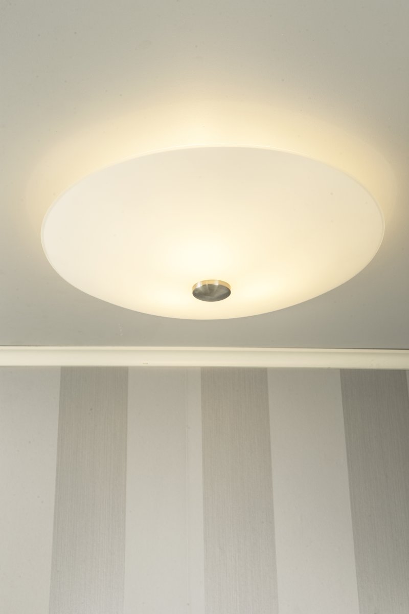 Iglo Ø42 Vit plafond från Aneta Lighting - Sk&auml;rmen &auml;r l&auml;tt sk&aring;lformad och med detaljerna i metall passar den in i alla interi&ouml;rer tack vare sin tidl&ouml;sa design.
