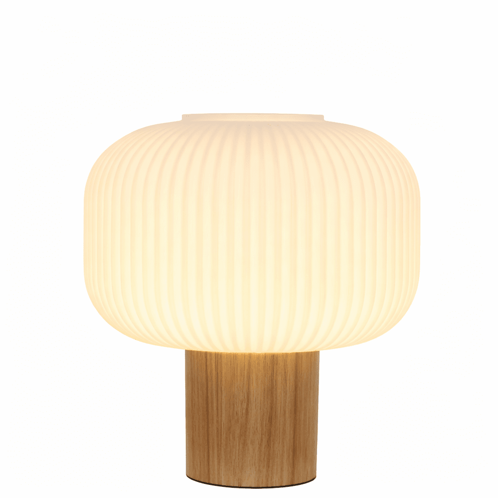 Ekerum 34cm Vit bordslampa från Nordic Lighting - Lampfoten i tr&auml; ger ett varmt och gediget uttryck, medan den vita r&auml;fflade glaskupan skapar ett behagligt och mjukt ljus.