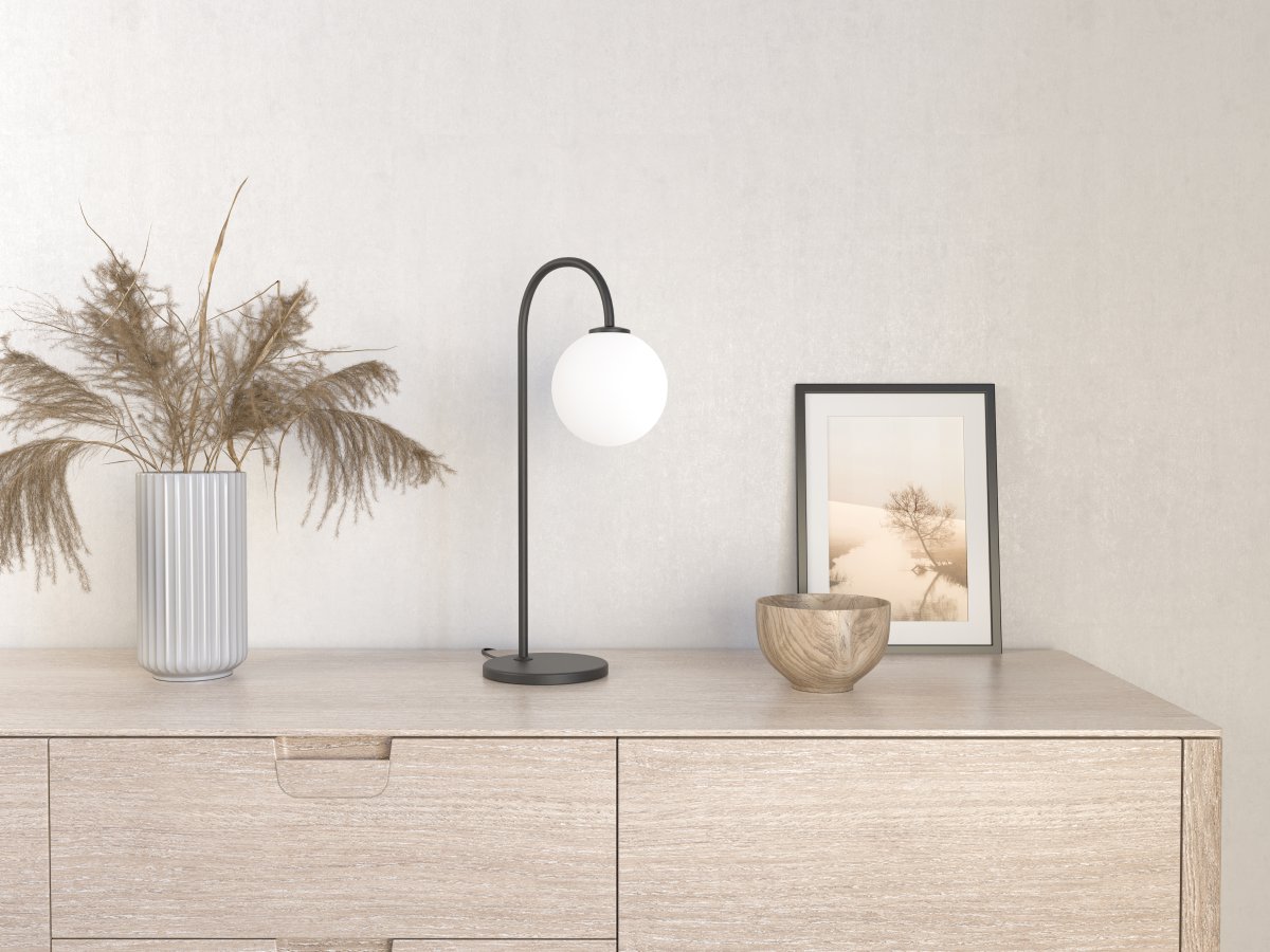 Ballon 53cm Svart bordslampa från Herstal - Den &auml;r designad f&ouml;r att skapa en atmosf&auml;r av lugn och stil i ditt hem.