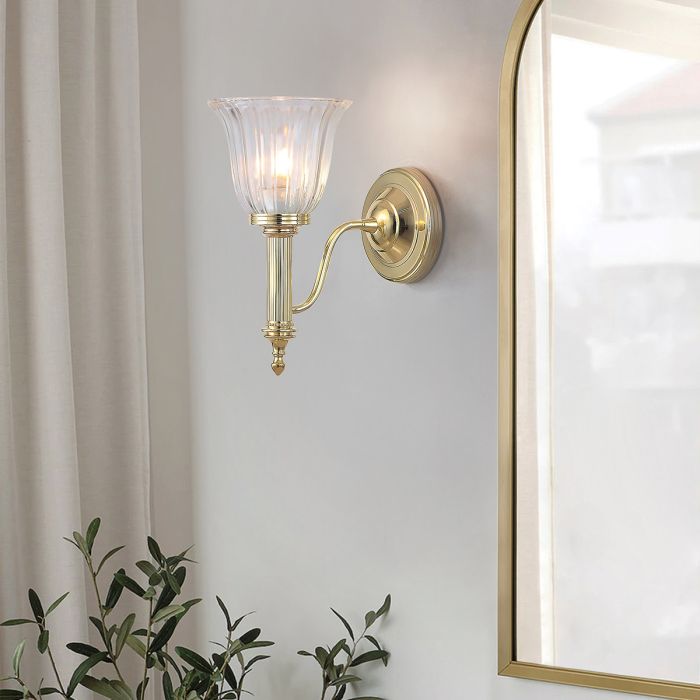 Carroll 14cm Polerad mässing badrumslampa från Elstead Lighting - Placera den g&auml;rna bredvid badrumsspegeln f&ouml;r en praktisk och elegant belysning som passar b&aring;de moderna och traditionella milj&ouml;er.