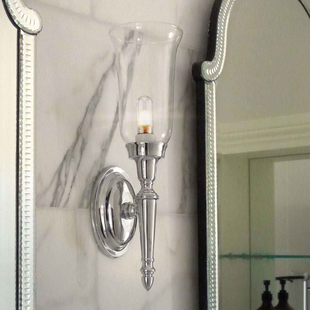 Dryden 40cm Polerad nickel badrumslampa från Elstead Lighting - Lampan finns i flera utf&ouml;randen som polerad krom, polerad nickel och polerad m&auml;ssing, vilket ger flexibilitet i stil och inredning.