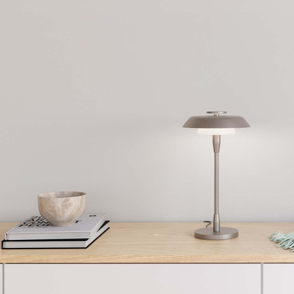 Horisont 36cm Champagne bordslampa från Belid - En kontrastrik och balanserad design med en strikt slimmad sk&auml;rm, munbl&aring;st glas och en sv&auml;vande toppdetalj.