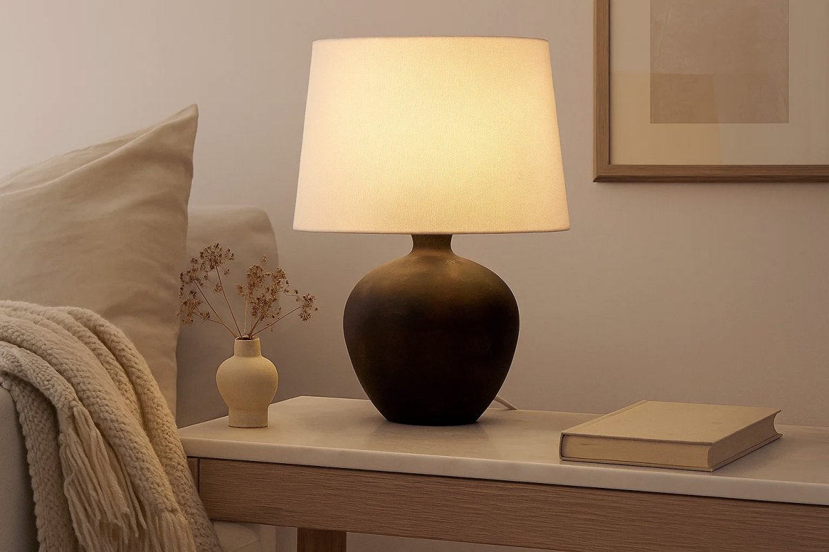 Bella 42cm Mörkbrun bordslampa från Nordic Lighting - Bella bordslampa har en vacker keramisk fot i m&ouml;rkbrun, rustik finish och en beige linnesk&auml;rm.