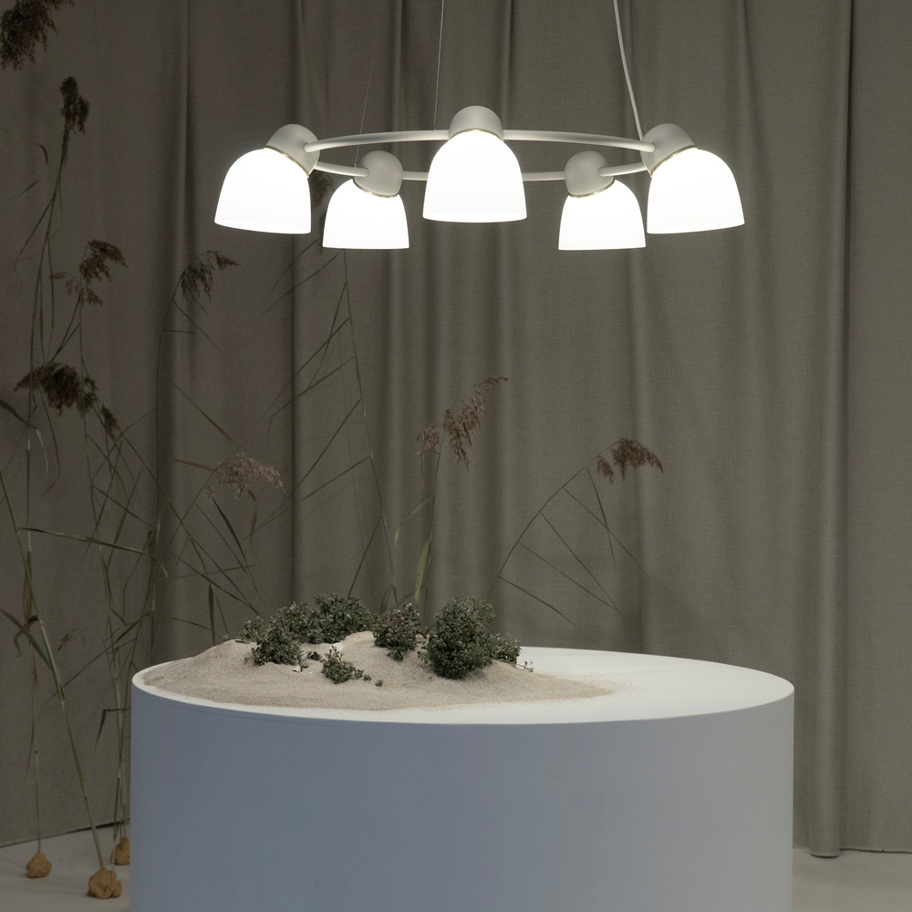 Bird Ø95 Sand/vit taklampa från Belid - Den cirkul&auml;ra formen och metallkonstruktionen skapar en f&ouml;rtrollande och sv&auml;vande lampa, vilket g&ouml;r den till den perfekta mittpunkten i alla rum.