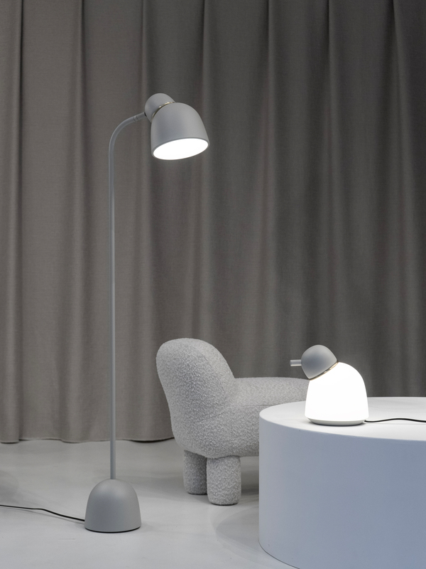 Bird Sand/mässing golvlampa från Belid - Vacker golvlampa med en banbrytande tolkning av traditionell design.