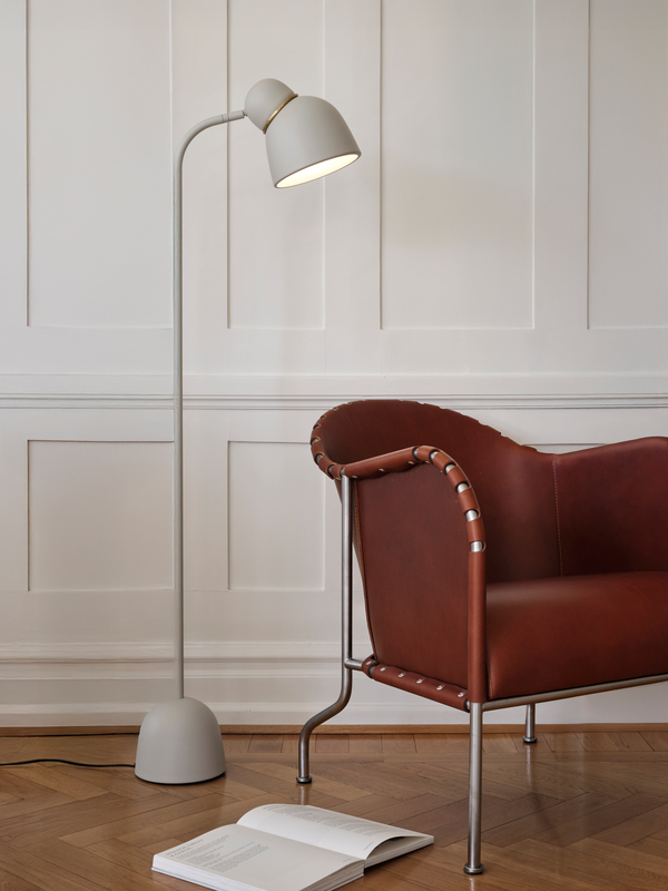 Bird Sand/mässing golvlampa från Belid - Vacker golvlampa med en banbrytande tolkning av traditionell design.