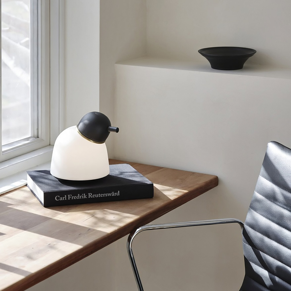 Bird 22cm Svart/mässing bordslampa från Belid - Varje lampa &auml;r tillverkad f&ouml;r hand i Varberg och kombinerar Belids arv med modern design p&aring; ett harmoniskt s&auml;tt.