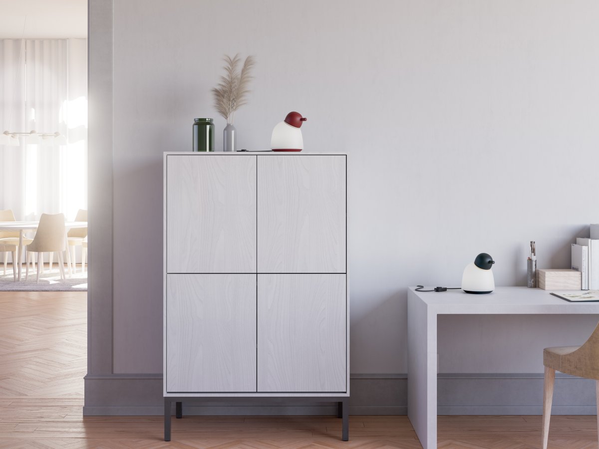 Bird 22cm Mörkröd bordslampa från Belid - Varje lampa &auml;r tillverkad f&ouml;r hand i Varberg och kombinerar Belids arv med modern design p&aring; ett harmoniskt s&auml;tt.