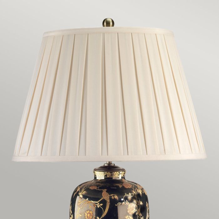 Black Birds 74cm Svart bordslampa från Elstead Lighting - Utrustad med en tr&auml;bas, veckad lampsk&auml;rm i kr&auml;mf&auml;rgad textil och en dekorativ avslutning i antikm&auml;ssing.