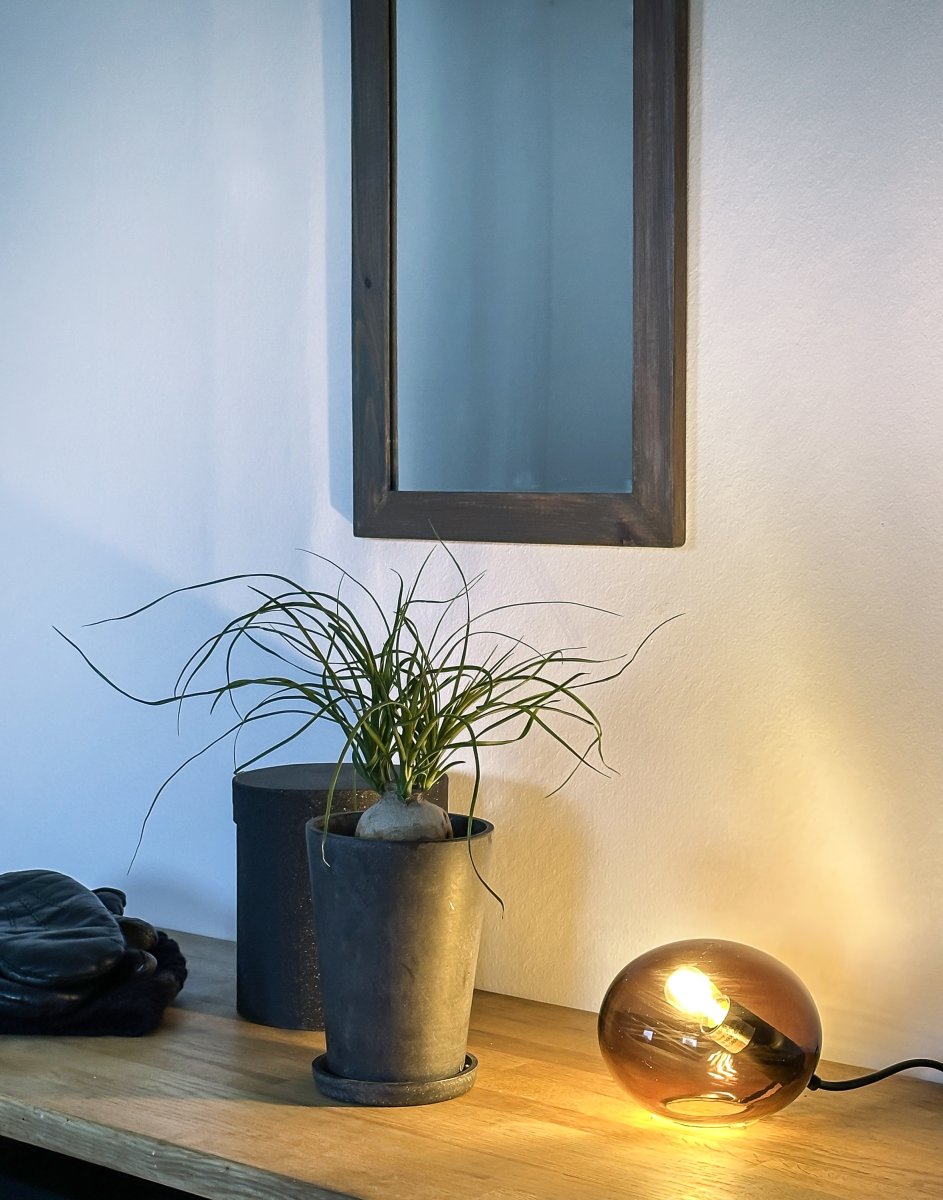 Globus 10cm Brun bordslampa från Aneta Lighting - Globus bordslampa i brunf&auml;rgat glas med ljusk&auml;lla inuti glasbollen som ger ett dekorativt och bekv&auml;mt ljus.