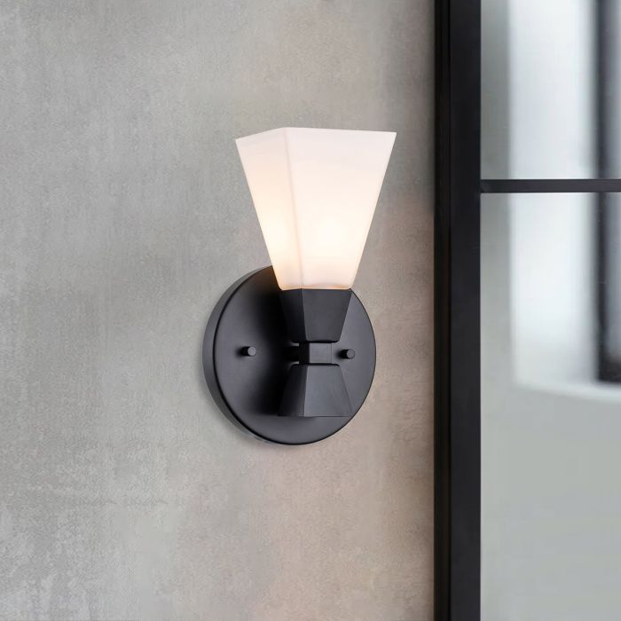 Bowtie 15cm Svart badrumslampa från Elstead Lighting - Tillverkad i st&aring;l med en kupa av opalglas, erbjuder denna stilrena armatur en sofistikerad look.