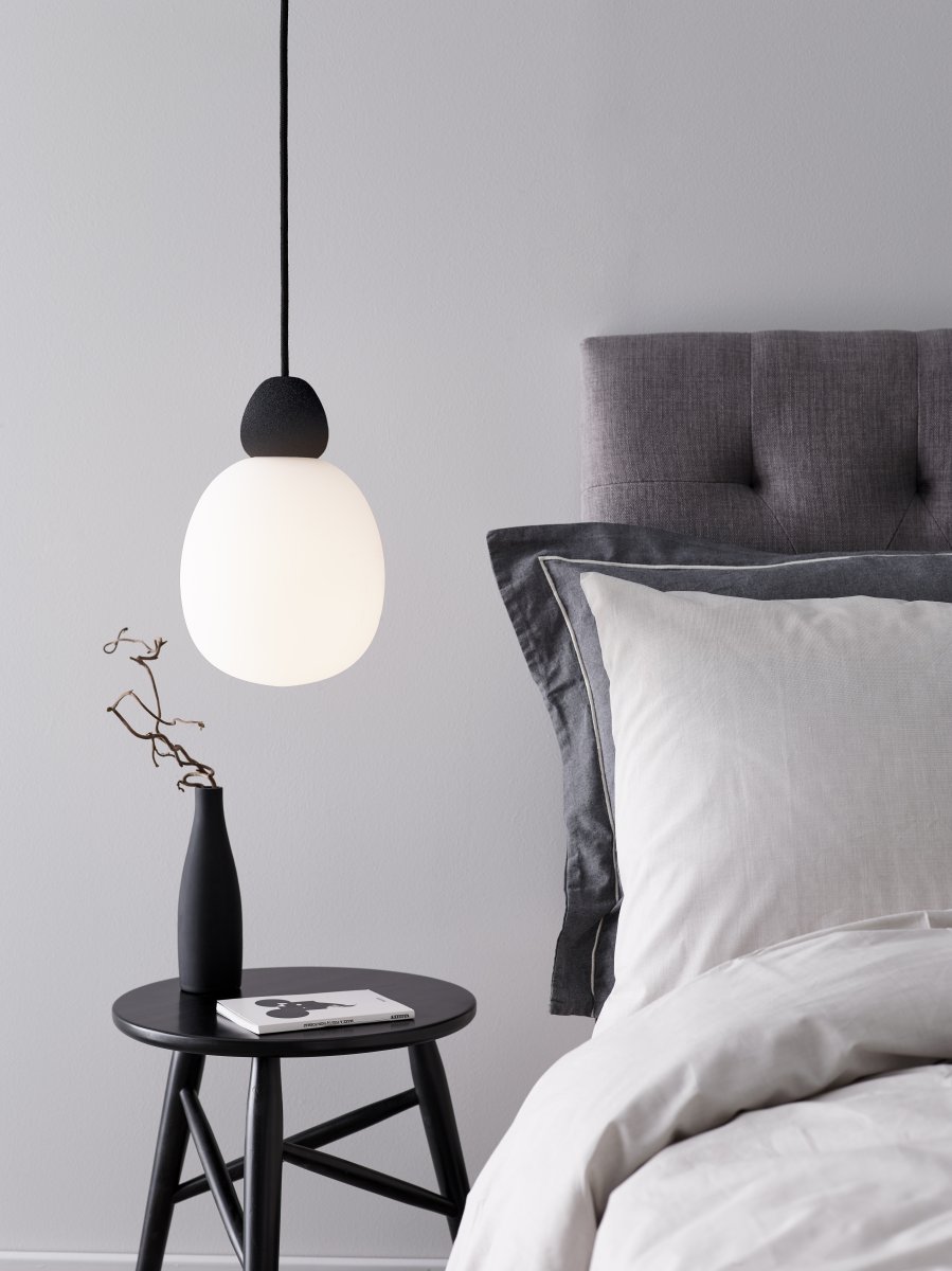 Buddy Ø18 Svart taklampa från Belid - Tillverkad i h&ouml;g kvalitet med ett solitt uttryck trots den mjuka designen, &auml;r Buddy en pendel som passar lika bra &ouml;ver matbordet som i vardagsrummet, sovrummet eller hallen.