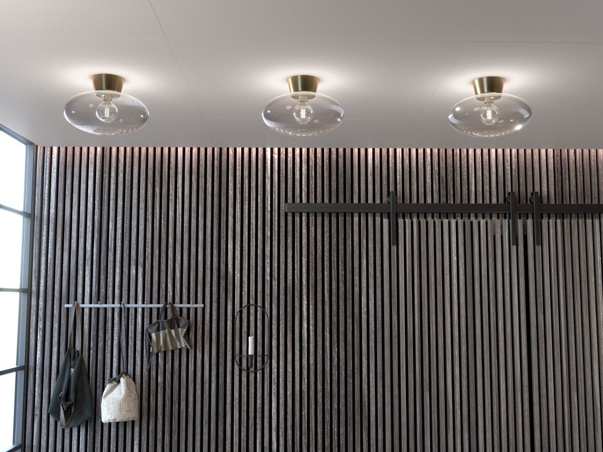 Bullo Ø38 Mässing/transparent plafond från Belid - En n&aring;got st&ouml;rre plafond tillverkad av lackad metall och klart eller opalt glas, den ger en touch av elegans till alla rum.