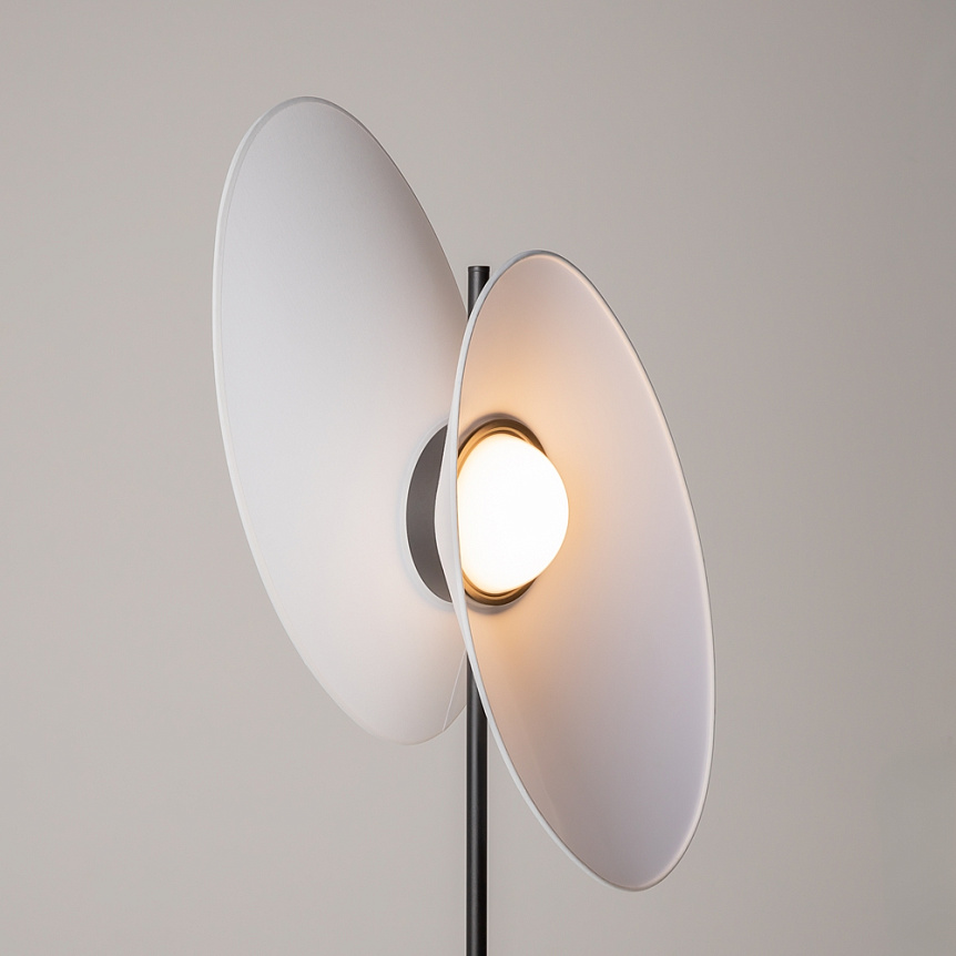 Evolution Vit golvlampa från Maytoni - Evolution &auml;r en modern LED-golvlampa med roterbara sk&auml;rmar som l&aring;ter dig styra b&aring;de form och ljusriktning.