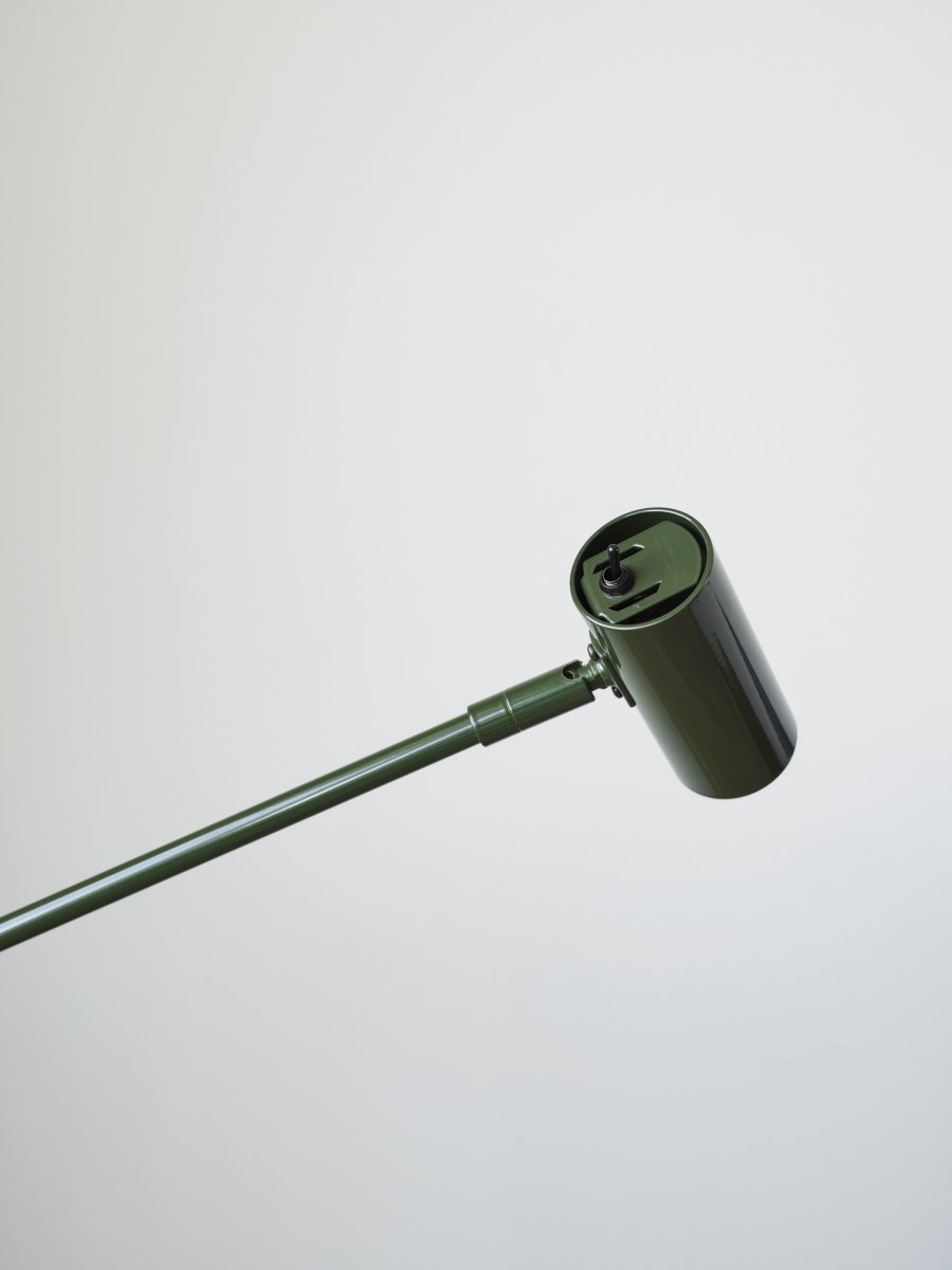 Cato dimbar Skogsgrön golvlampa från Belid - Med en h&ouml;jdjustering mellan 100&ndash;134 cm, en lampsk&auml;rm p&aring; 4 cm i diameter, och en stabil lampfot p&aring; 20 cm, kombinerar Cato form och funktion p&aring; b&auml;sta s&auml;tt.