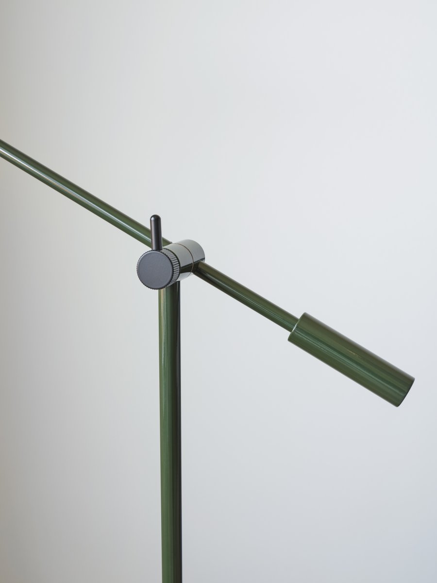 Cato dimbar Skogsgrön golvlampa från Belid - Med en h&ouml;jdjustering mellan 100&ndash;134 cm, en lampsk&auml;rm p&aring; 4 cm i diameter, och en stabil lampfot p&aring; 20 cm, kombinerar Cato form och funktion p&aring; b&auml;sta s&auml;tt.