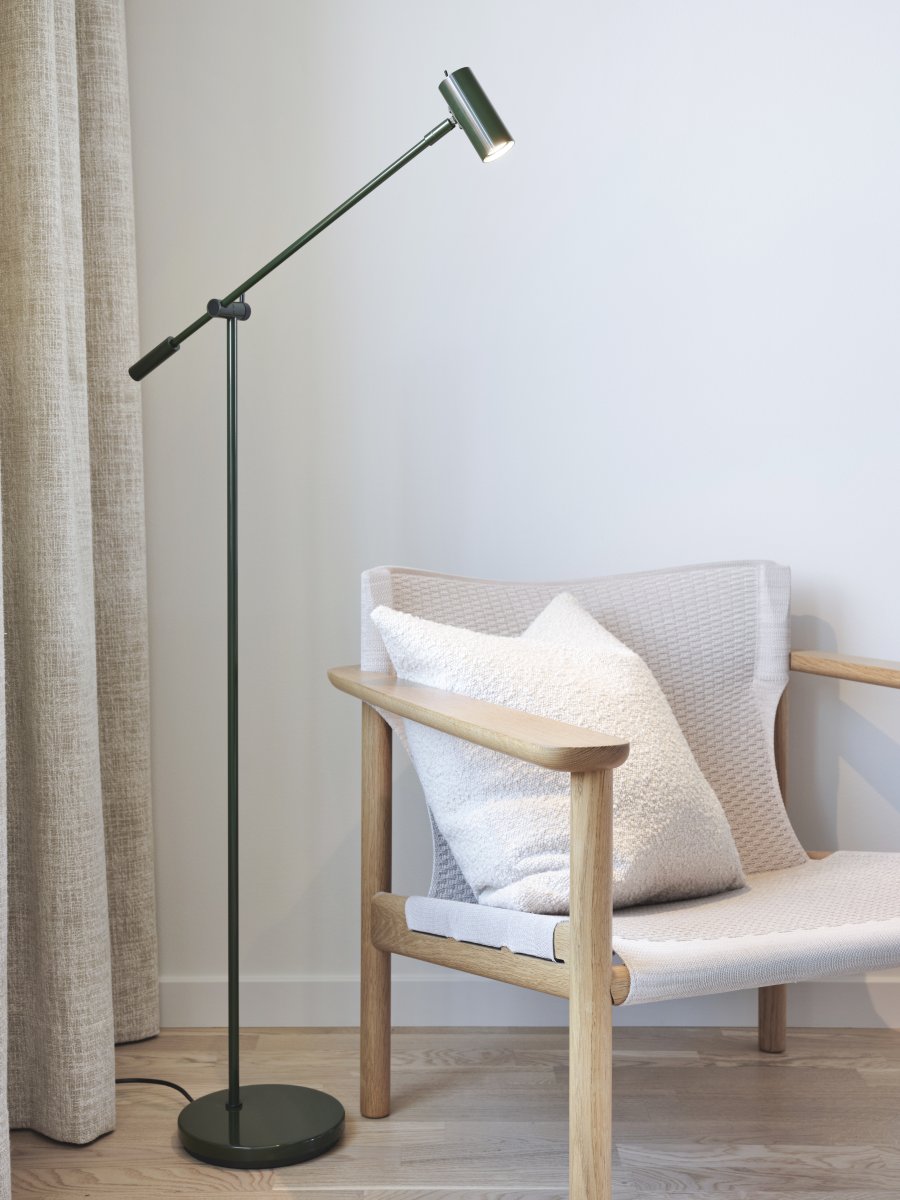 Cato dimbar Skogsgrön golvlampa från Belid - Med en h&ouml;jdjustering mellan 100&ndash;134 cm, en lampsk&auml;rm p&aring; 4 cm i diameter, och en stabil lampfot p&aring; 20 cm, kombinerar Cato form och funktion p&aring; b&auml;sta s&auml;tt.