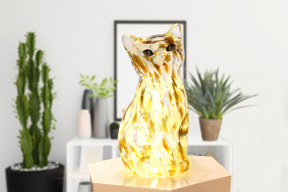 Katt 22cm Brun/vit bordslampa från Pixie Design - Denna dekorativa bordslampa i glas &auml;r formad som en elegant katt och har en marmorerad yta i bruna och vita f&auml;rger som ger varje exemplar ett unikt uttryck.