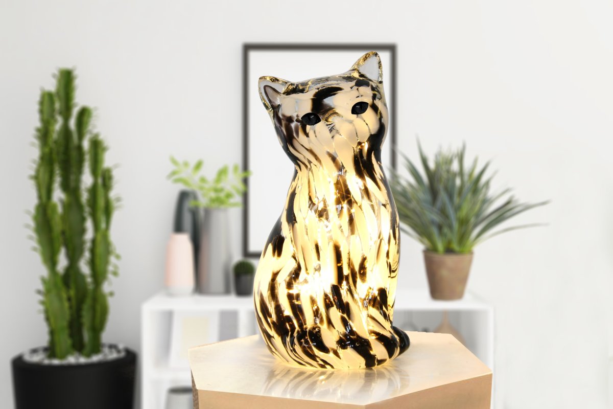 Katt 22cm Svart/Vit bordslampa från Pixie Design - Denna dekorativa bordslampa i glas &auml;r formad som en elegant katt och har en marmorerad yta i svarta och vita f&auml;rger som ger varje exemplar ett unikt uttryck.