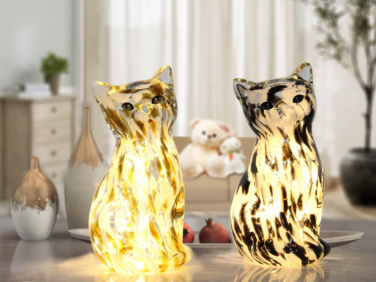 Katt 22cm Svart/Vit bordslampa från Pixie Design - Denna dekorativa bordslampa i glas &auml;r formad som en elegant katt och har en marmorerad yta i svarta och vita f&auml;rger som ger varje exemplar ett unikt uttryck.