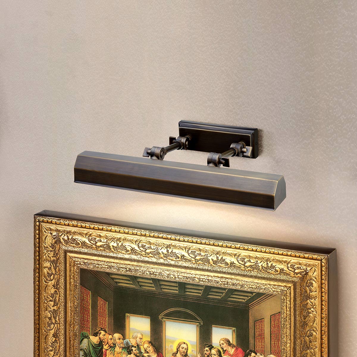 Chawtown 40cm Brons från Elstead Lighting - En dekorativ och funktionell tavellampa som passar i b&aring;de klassiska och moderna milj&ouml;er.