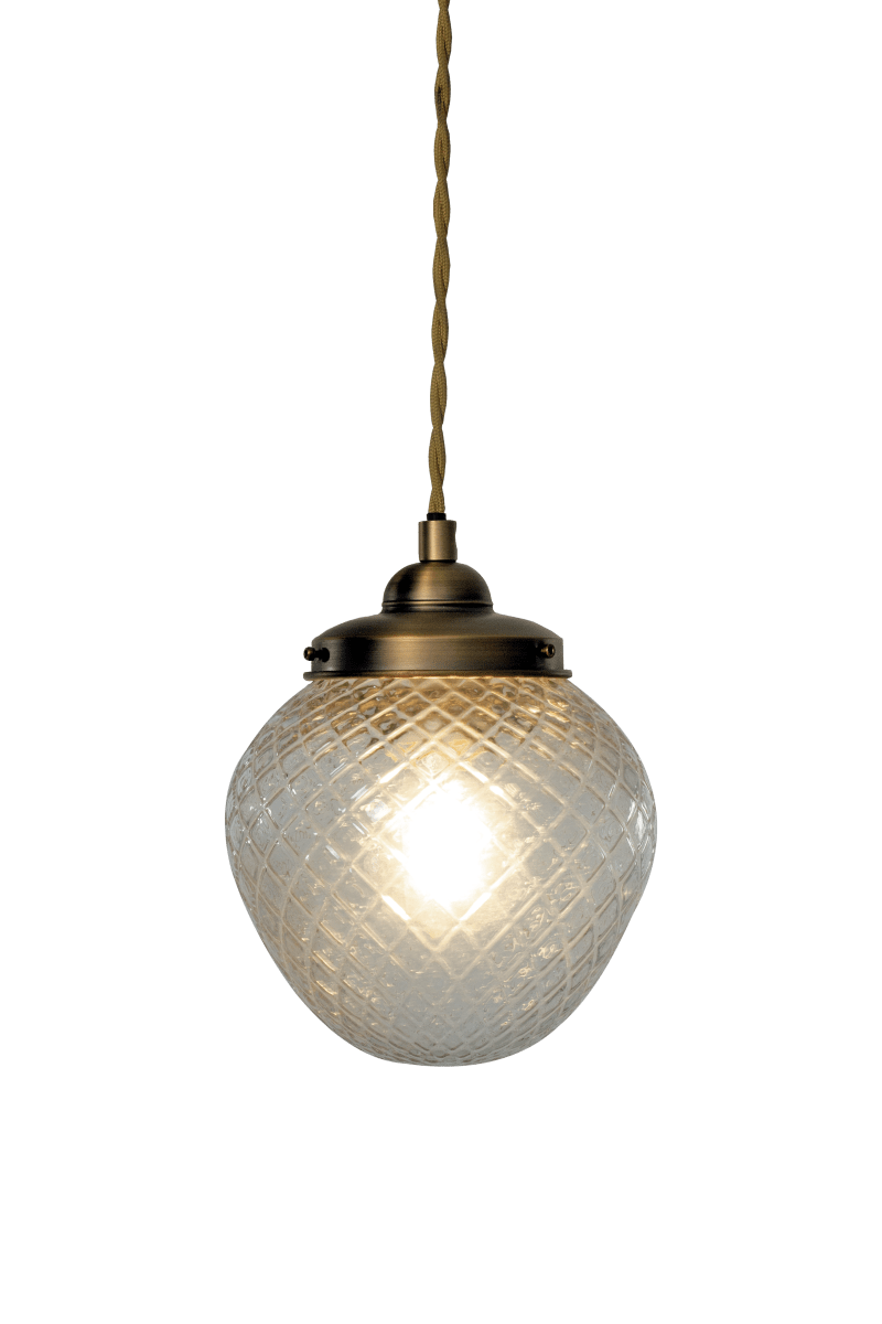 Gatsby Ø15 Antikmässing fönsterlampa från Aneta Lighting - Gatsby f&ouml;nsterlampa har ett klassiskt och elegant uttryck med en dekorativ kupa i klart, m&ouml;nstrat glas och metalldetaljer i antik m&auml;ssingsfinish.