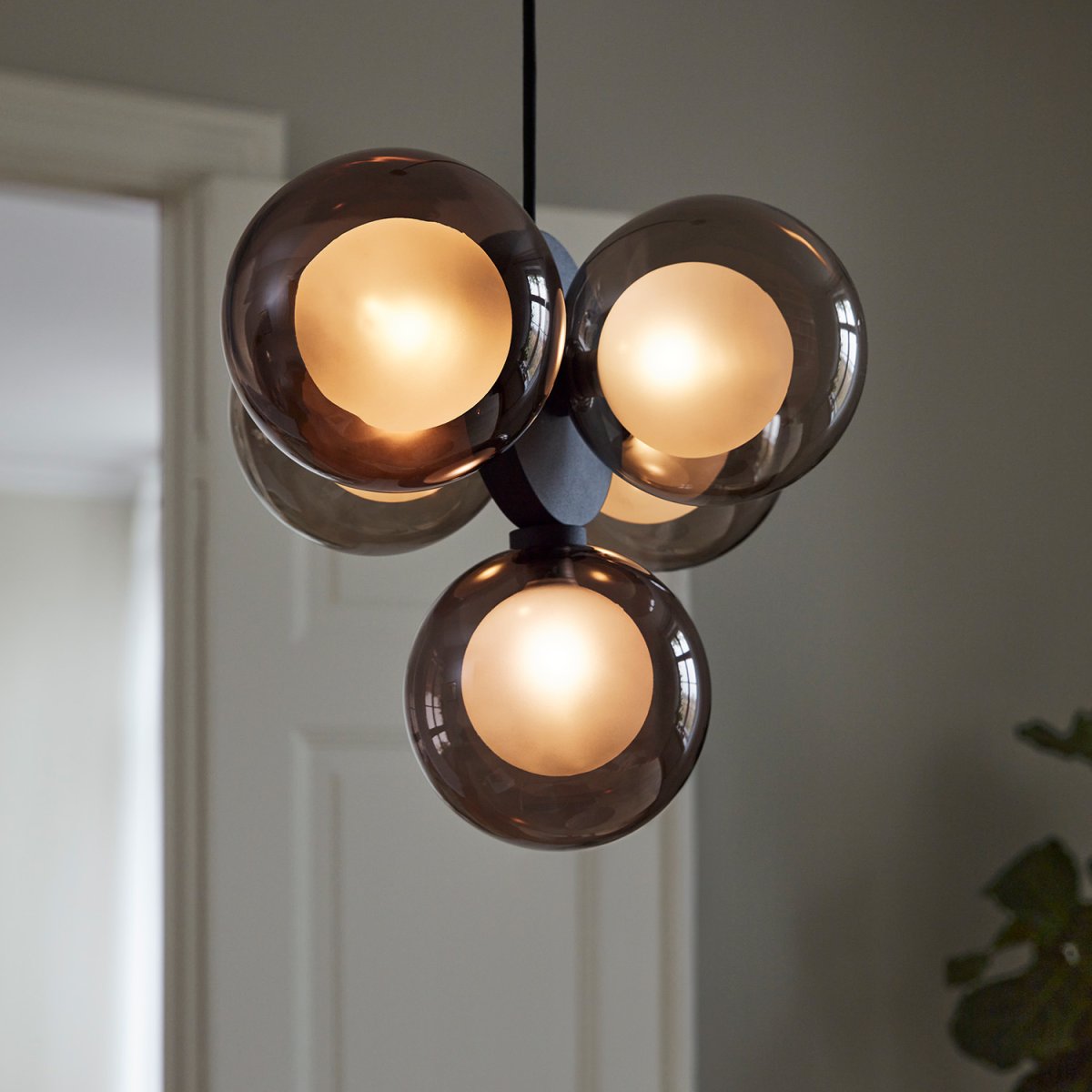 Discus 50cm Svart taklampa från CO Bankeryd - Discus taklampa kan med f&ouml;rdel h&auml;ngas &ouml;ver ett matbord, men fungerar ocks&aring; i en hall eller &ouml;ver ett soffbord f&ouml;r ett allm&auml;nt atmosf&auml;riskt ljus.