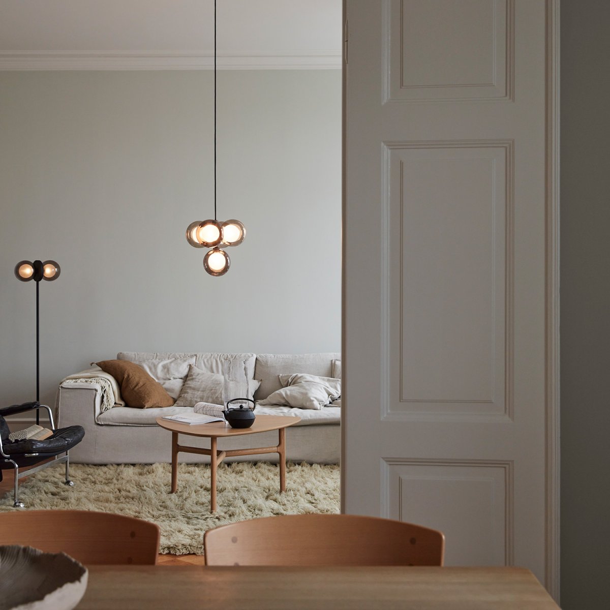 Discus Svart golvlampa från CO Bankeryd - Discus golvlampa har en feminin design som tar f&ouml;r sig och s&auml;tter stilen i ditt hem.