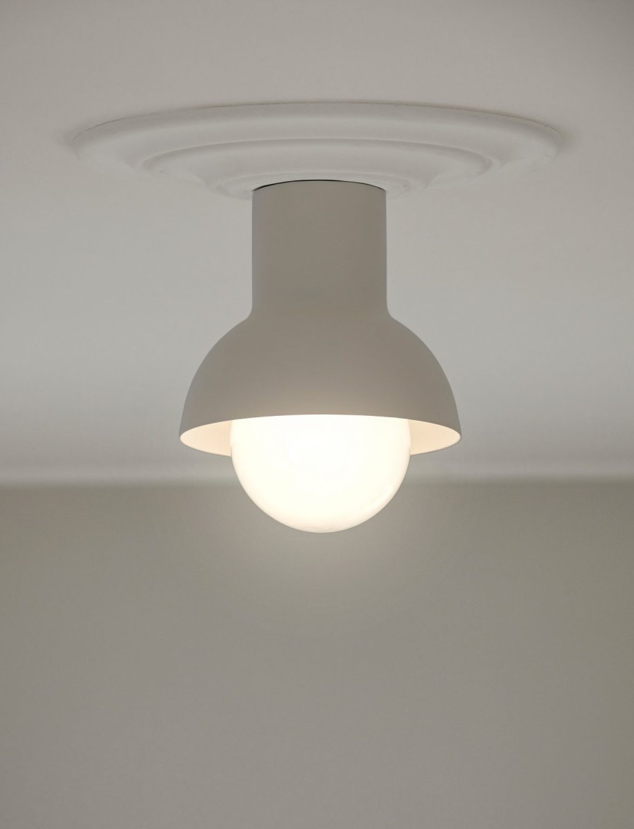 Down Ø20 Beige plafond från CO Bankeryd - Down plafond har en ungdomlig och skandinavisk design som med sitt atmosf&auml;riska ljus och passar utm&auml;rkt i hall eller k&ouml;k.