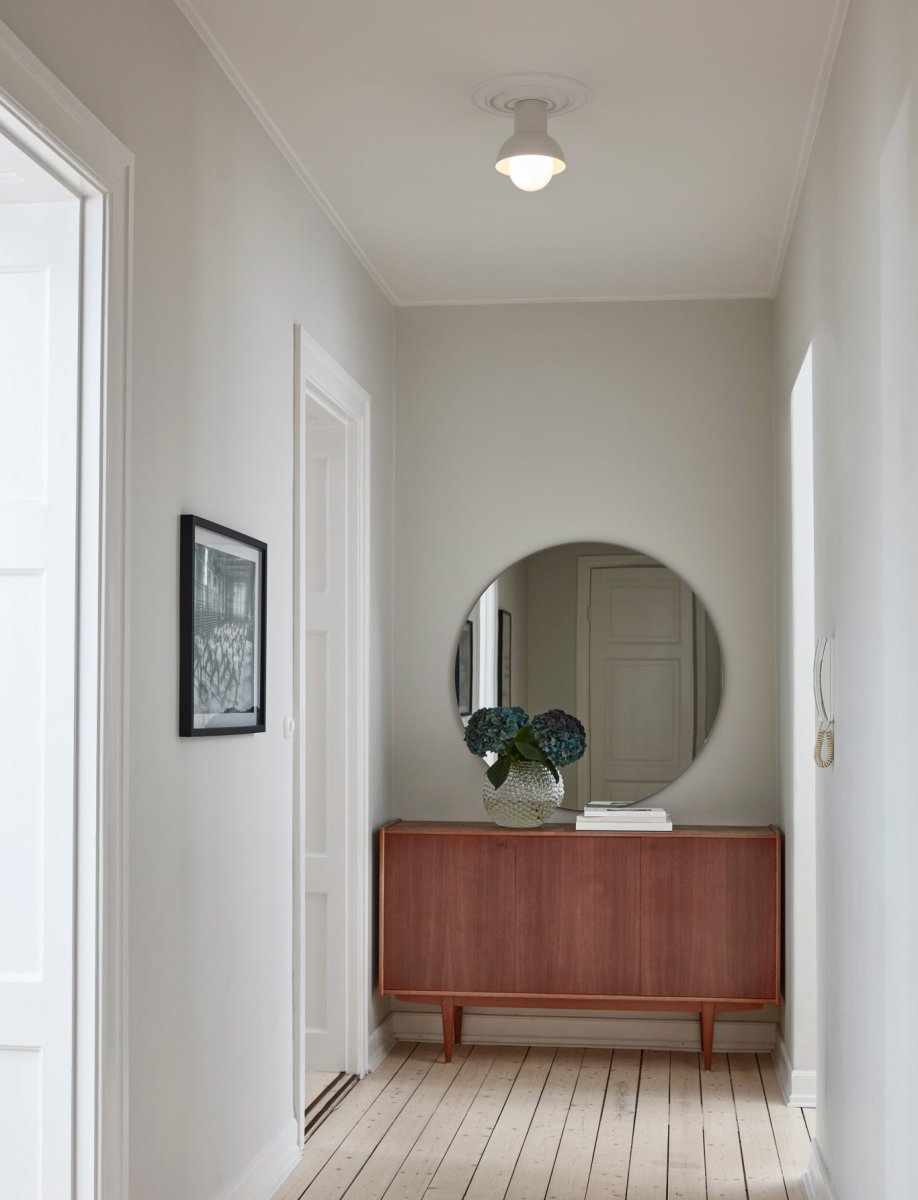 Down Ø20 Beige plafond från CO Bankeryd - Down plafond har en ungdomlig och skandinavisk design som med sitt atmosf&auml;riska ljus och passar utm&auml;rkt i hall eller k&ouml;k.