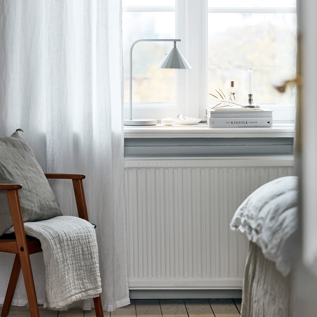 Rain 40cm Grå bordslampa från CO Bankeryd - Rain bordslampa &auml;r idealisk f&ouml;r en mysig l&auml;sstund, designad f&ouml;r att placeras vid soffan eller en favoritstol.