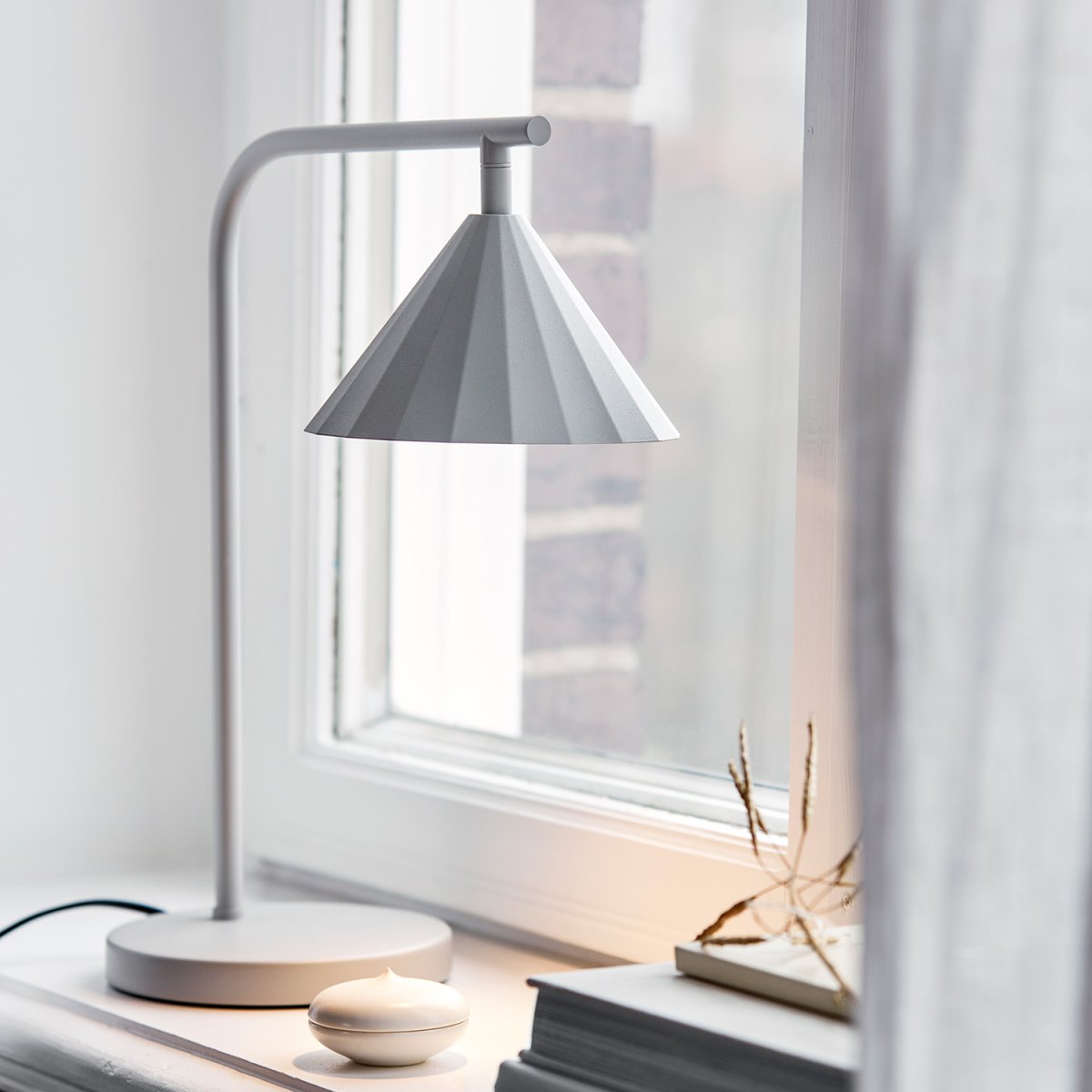 Rain 40cm Grå bordslampa från CO Bankeryd - Rain bordslampa &auml;r idealisk f&ouml;r en mysig l&auml;sstund, designad f&ouml;r att placeras vid soffan eller en favoritstol.