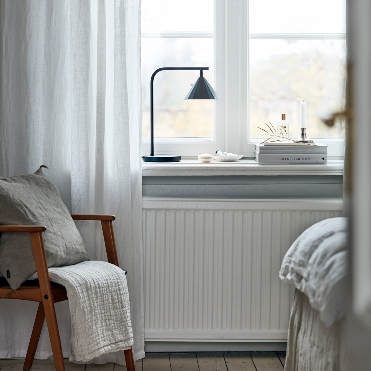 Rain 40cm Antracit bordslampa från CO Bankeryd - Rain bordslampa &auml;r idealisk f&ouml;r en mysig l&auml;sstund, designad f&ouml;r att placeras vid soffan eller en favoritstol.